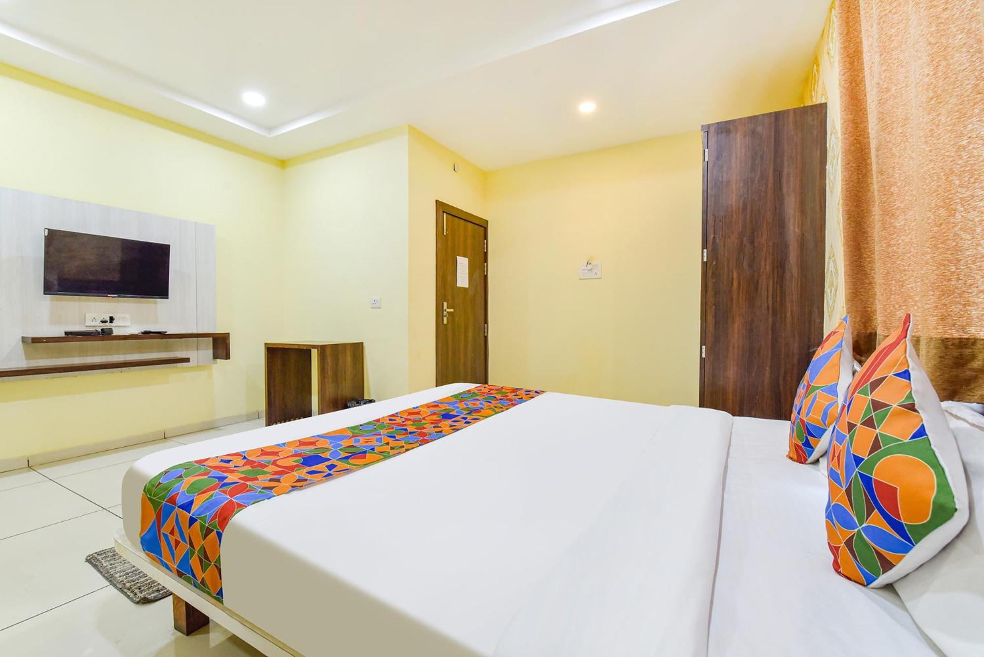Fabexpress A2 And Restro Hotel Indore Exterior photo